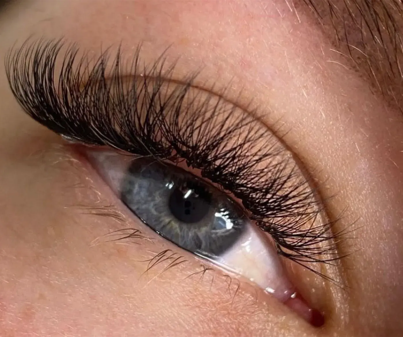 Blød cat eye styling med løft i ydre vippekant.