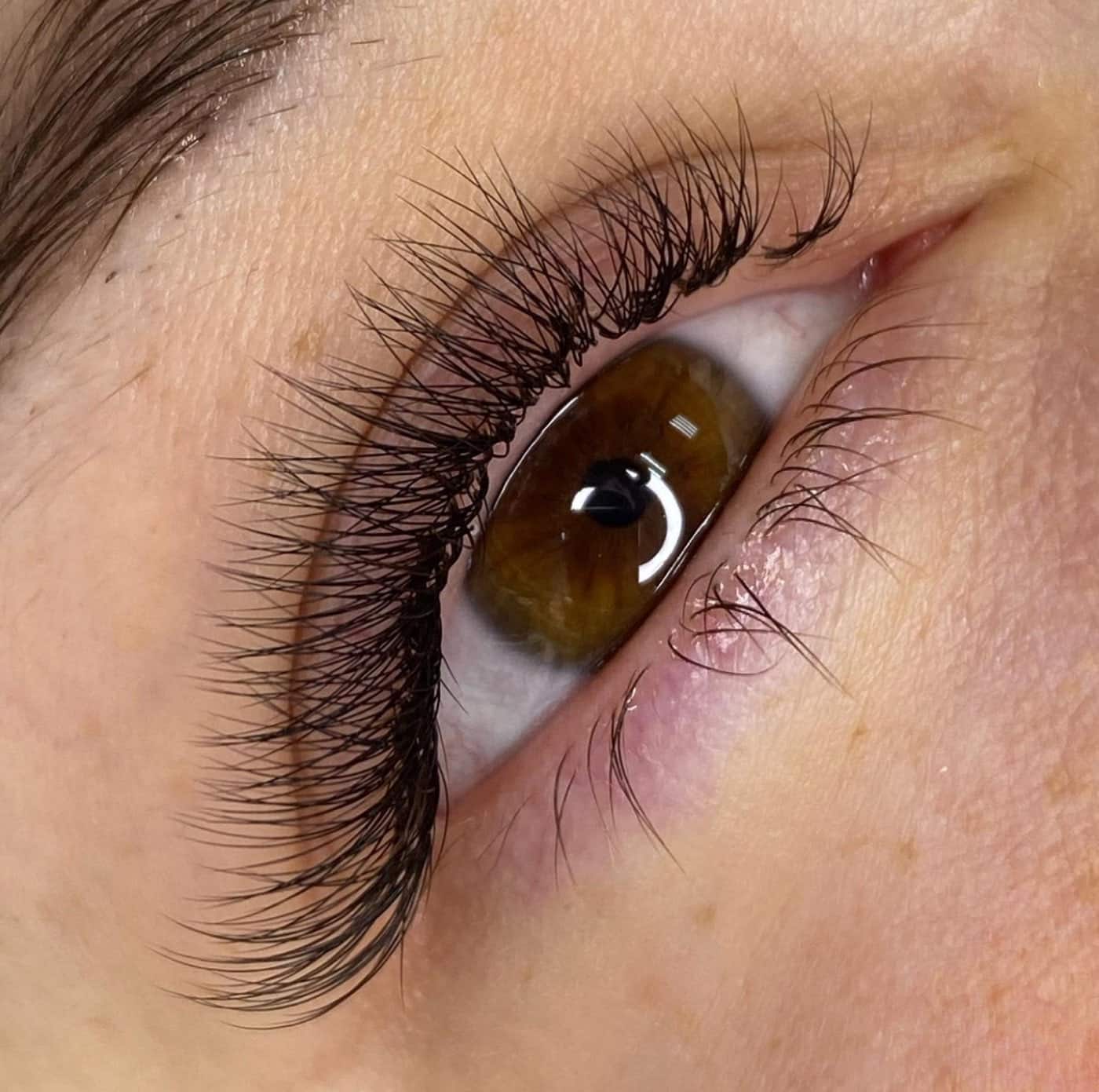 Elegant og let sæt eyelash extensions på brunt øje.