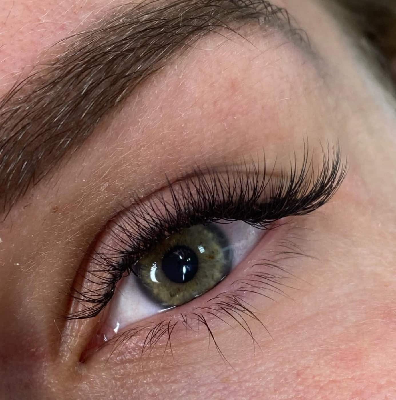 Naturligt og løftet look med lash lift.
